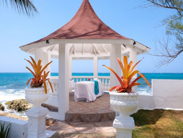 Four Bedroom Oceanfront Vacation Rental in Jamaica
