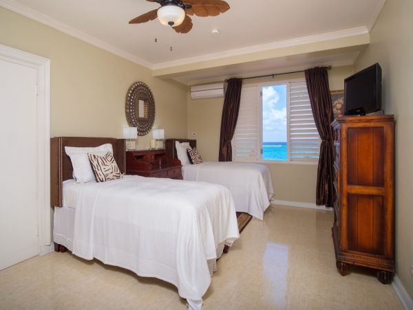 Four Bedroom Oceanfront Vacation Rental in Jamaica