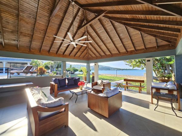 Jamaica Vacation Rental: Luxury Beachfront Getaway Awaits