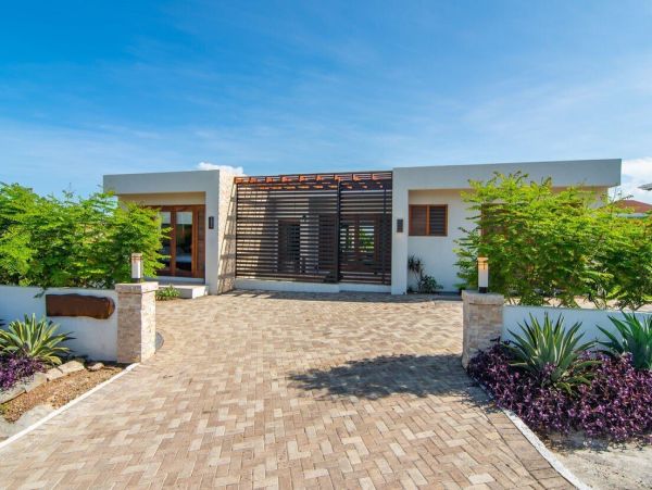 Luxury Four Bedroom Jamaica Villa Rental with Pool, Jacuzzi & Staff