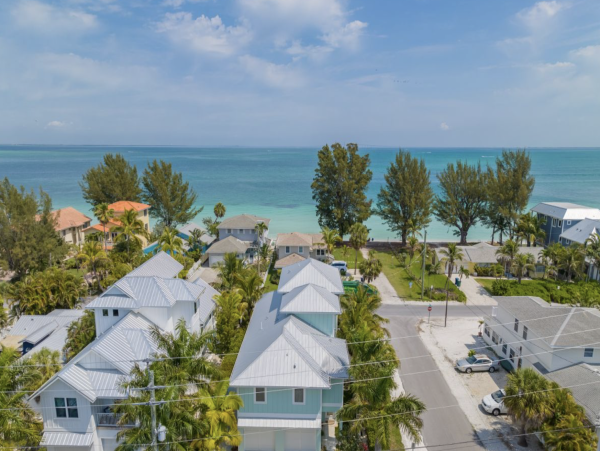 Beautiful Family Vacation Home in Anna Maria with Pool