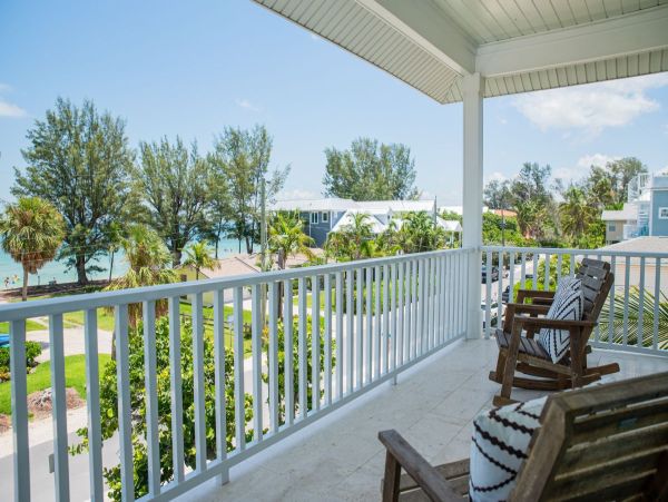 Beautiful Family Vacation Home in Anna Maria with Pool