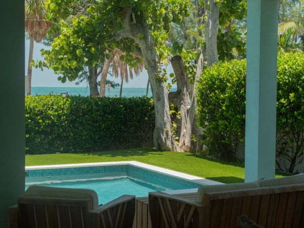 Beautiful Family Vacation Home in Anna Maria with Pool