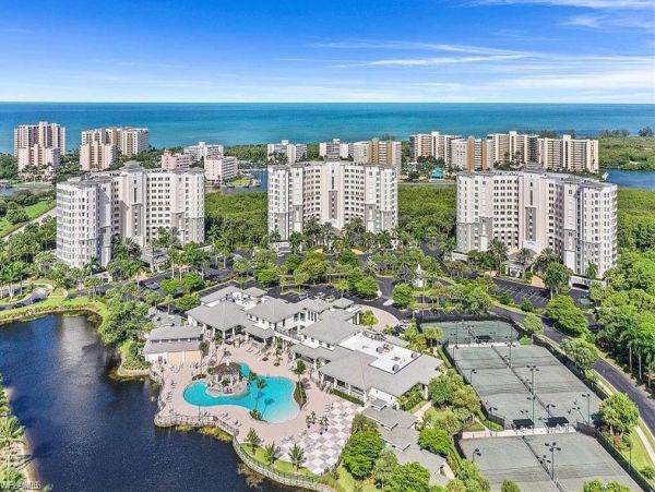 Naples Vacation Condo Three Bedrooms Walk to Beach Sleeps 6