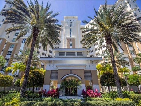 Naples Vacation Condo Three Bedrooms Walk to Beach Sleeps 6