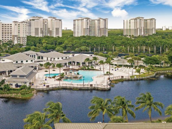 Naples Vacation Condo Three Bedrooms Walk to Beach Sleeps 6