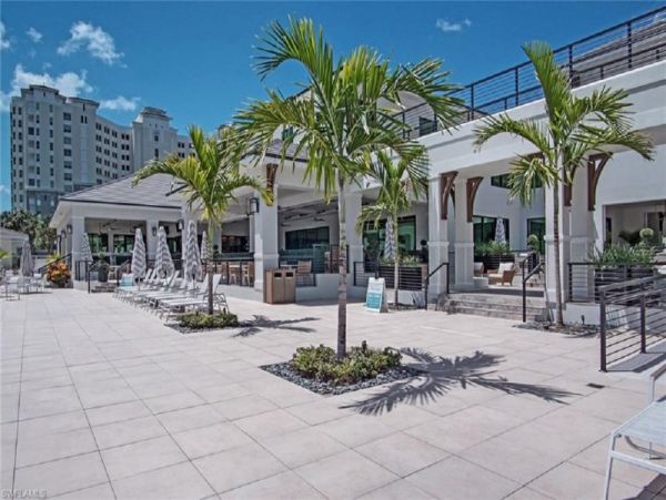 Naples Vacation Condo Three Bedrooms Walk to Beach Sleeps 6