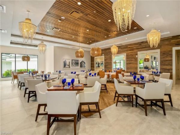 Naples Vacation Condo Three Bedrooms Walk to Beach Sleeps 6
