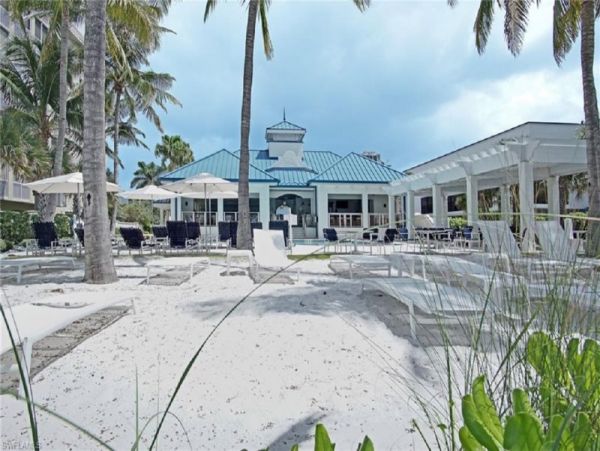 Naples Vacation Condo Three Bedrooms Walk to Beach Sleeps 6