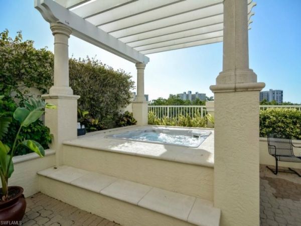 Naples Vacation Condo Three Bedrooms Walk to Beach Sleeps 6