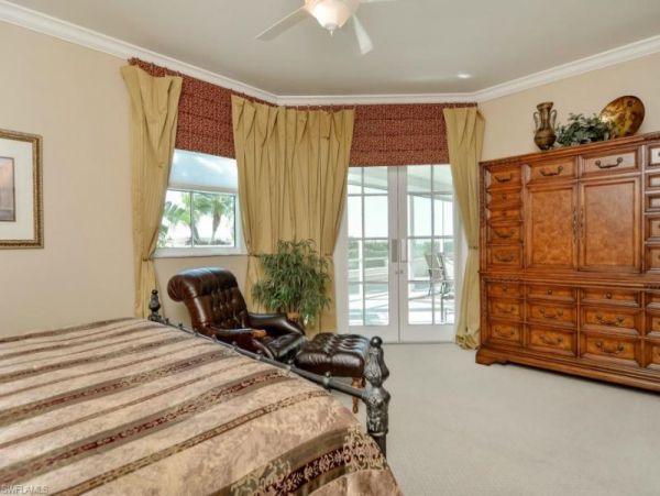 Naples Vacation Condo Three Bedrooms Walk to Beach Sleeps 6