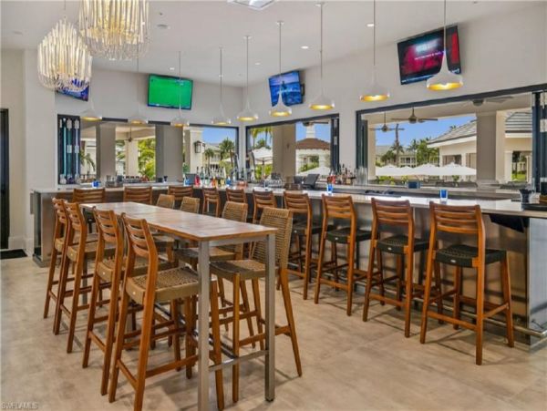 Naples Vacation Condo Three Bedrooms Walk to Beach Sleeps 6