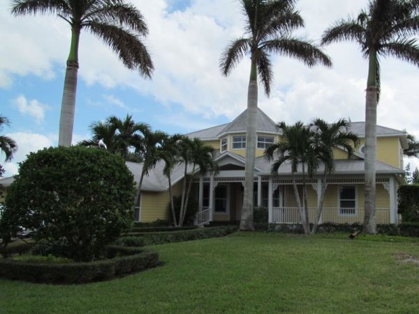 Olde Naples sleeps 10! Private community