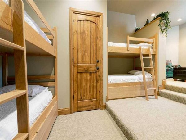 VAIL TOWNHOME SLEEPS 13