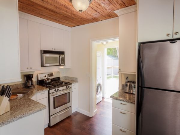 Lovely Palm Beach Two Bedroom NEW Pool