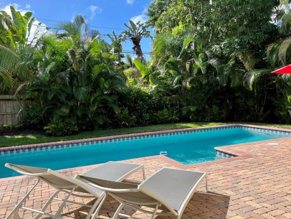 Lovely Palm Beach Two Bedroom NEW Pool