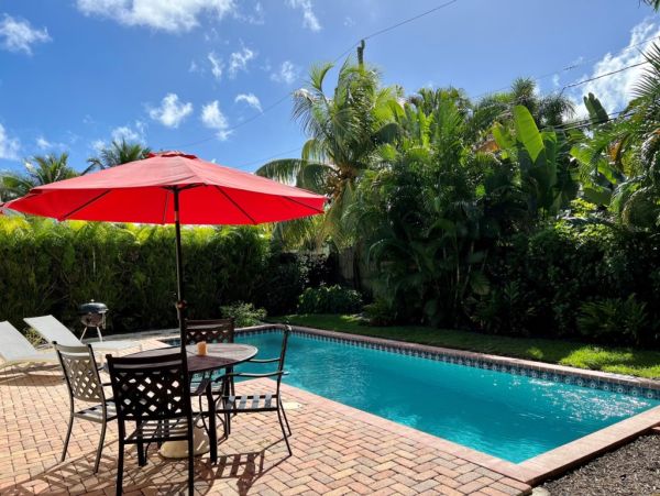 Lovely Palm Beach Two Bedroom NEW Pool