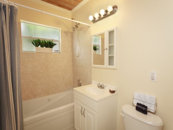 Lovely Palm Beach Two Bedroom NEW Pool