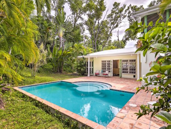 Two Bedroom Home with Private Pool Short Drive to Magens Bay