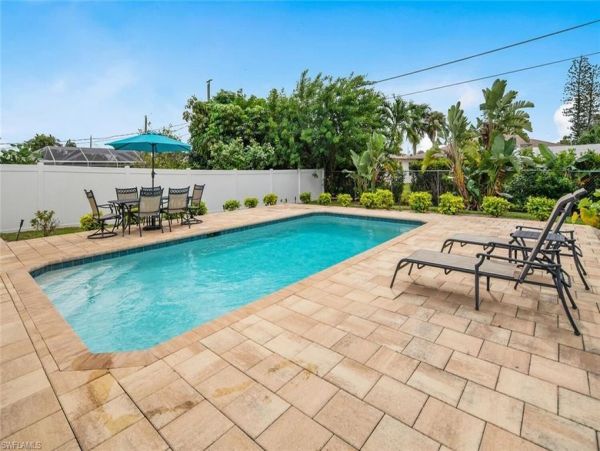 Three Bedroom Naples Vacation Pool Home Walk To Beach