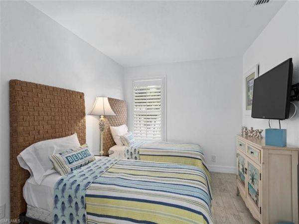 Three Bedroom Naples Vacation Pool Home Walk To Beach