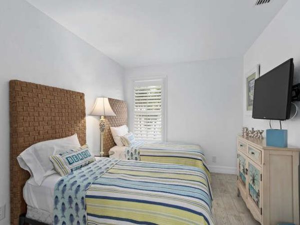 Three Bedroom Naples Vacation Pool Home Walk To Beach