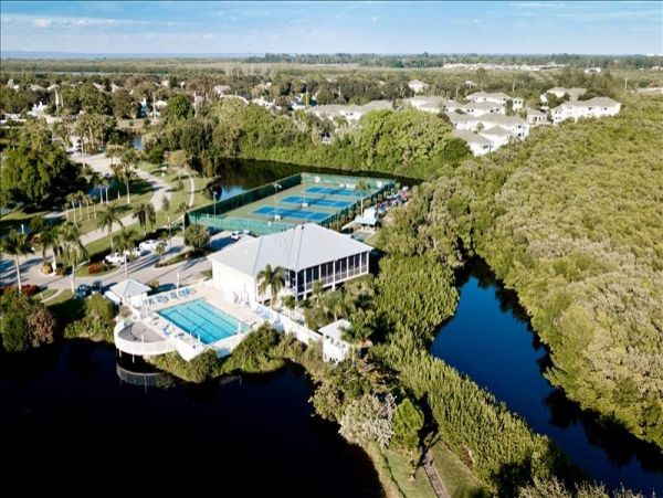 Three Bedroom Vacation Condo in Bradenton Sleeps Six