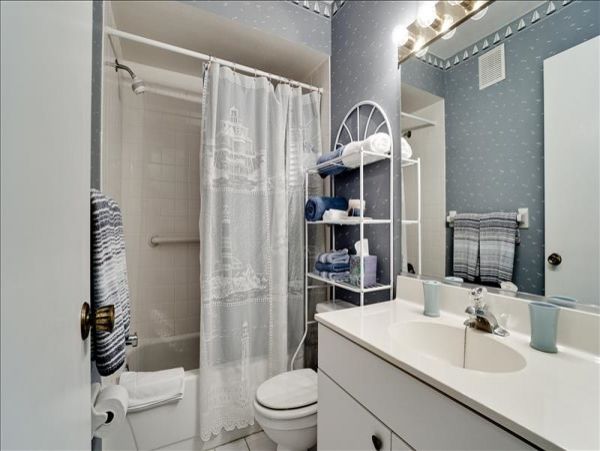 Three Bedroom Vacation Condo in Bradenton Sleeps Six