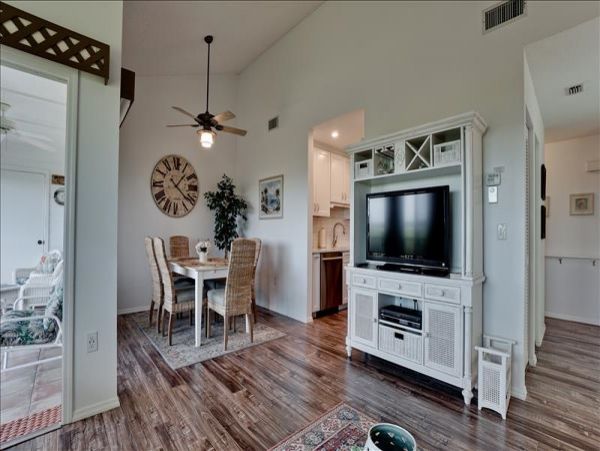 Three Bedroom Vacation Condo in Bradenton Sleeps Six