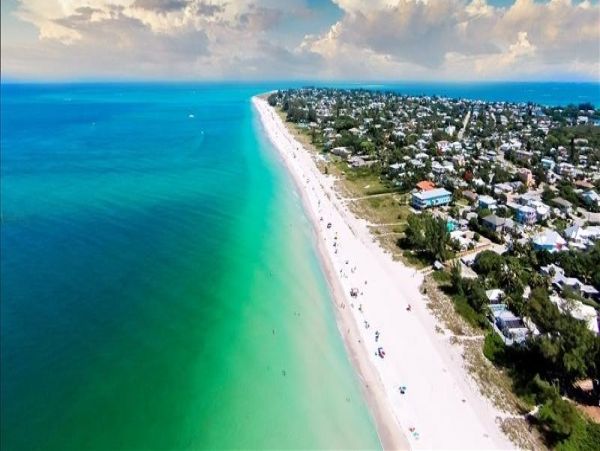 Three Bedroom Vacation Condo in Bradenton Sleeps Six