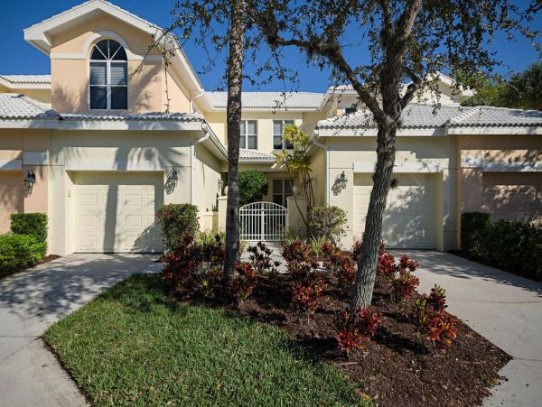 Luxury Naples Three Bedroom Coach Home Sleeps Six