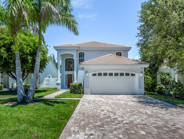 Beautiful 3 Bedroom Home with Private Pool in Naples