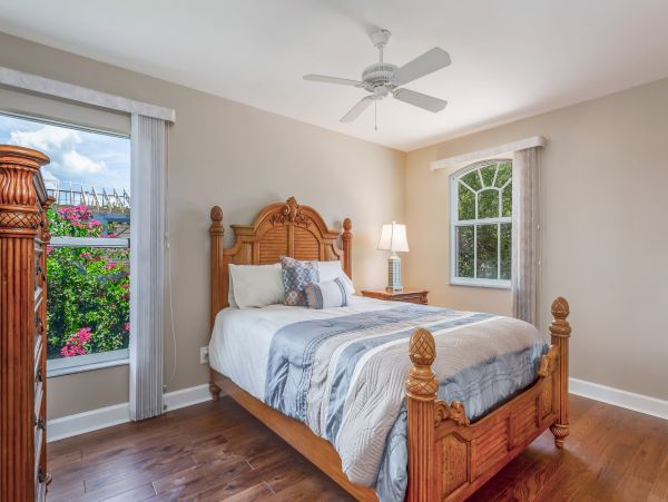 Beautiful 3 Bedroom Home with Private Pool in Naples