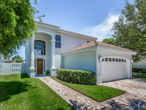 Beautiful 3 Bedroom Home with Private Pool in Naples