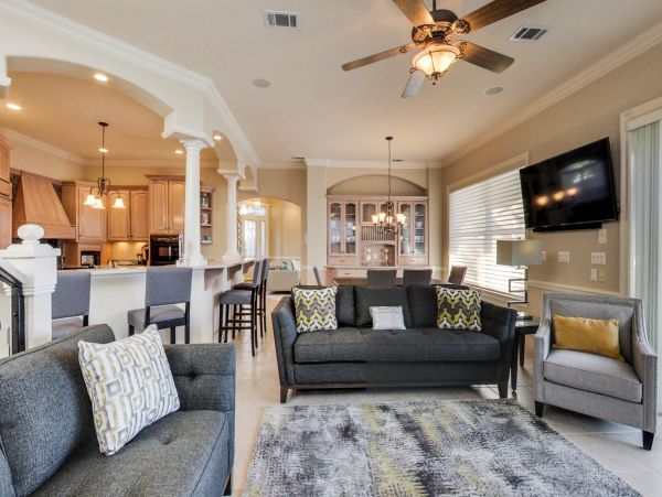 Spacious Home, with private pool and 10 min walk to beach access