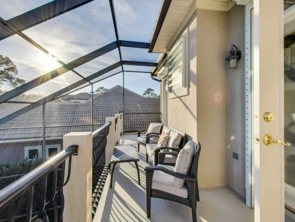 Spacious Home, with private pool and 10 min walk to beach access