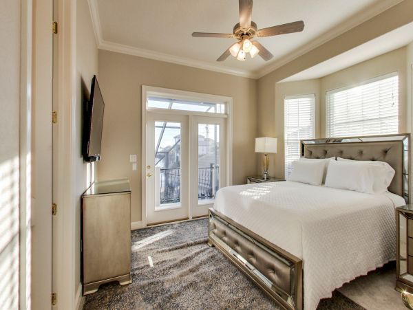 Spacious Home, with private pool and 10 min walk to beach access