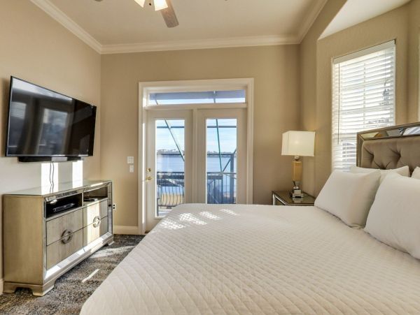 Spacious Home, with private pool and 10 min walk to beach access