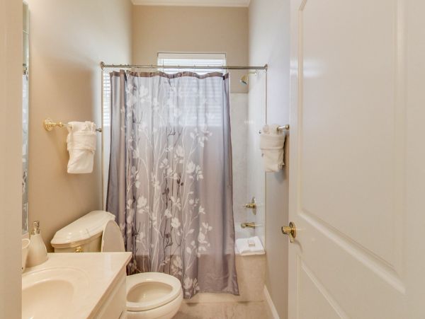 Spacious Home, with private pool and 10 min walk to beach access
