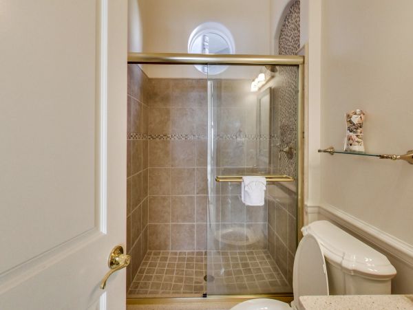 Spacious Home, with private pool and 10 min walk to beach access