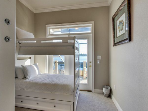 Spacious Home, with private pool and 10 min walk to beach access