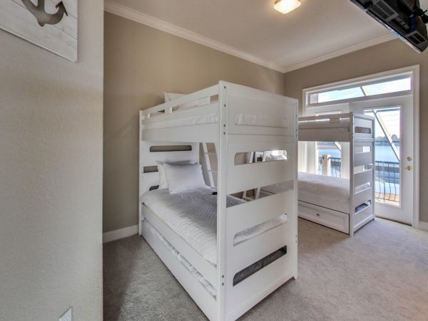 Spacious Home, with private pool and 10 min walk to beach access