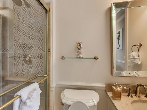Spacious Home, with private pool and 10 min walk to beach access