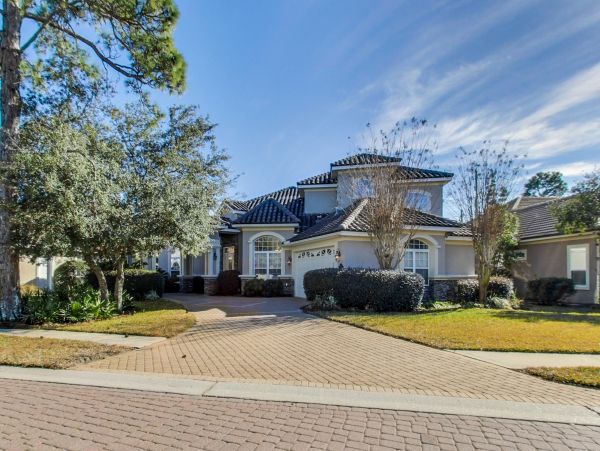 Spacious Home, with private pool and 10 min walk to beach access