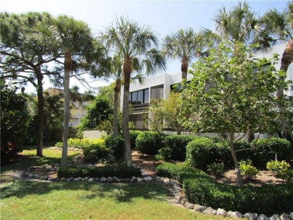 Longboat Key 2 Bedroom Vacation Villa Walk to Beach & Bay