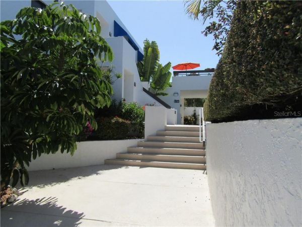 Longboat Key 2 Bedroom Vacation Villa Walk to Beach & Bay