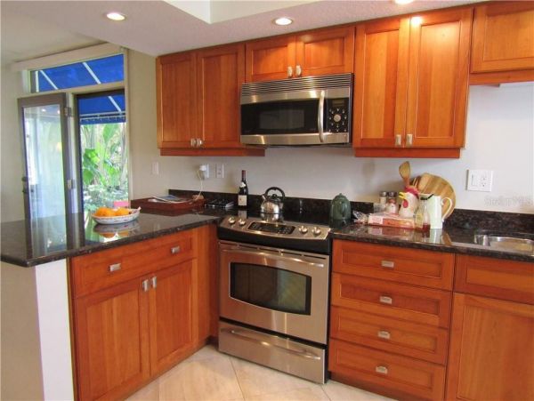 Longboat Key 2 Bedroom Vacation Villa Walk to Beach & Bay