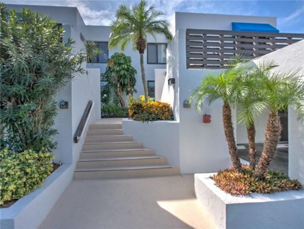 Longboat Key 2 Bedroom Vacation Villa Walk to Beach & Bay
