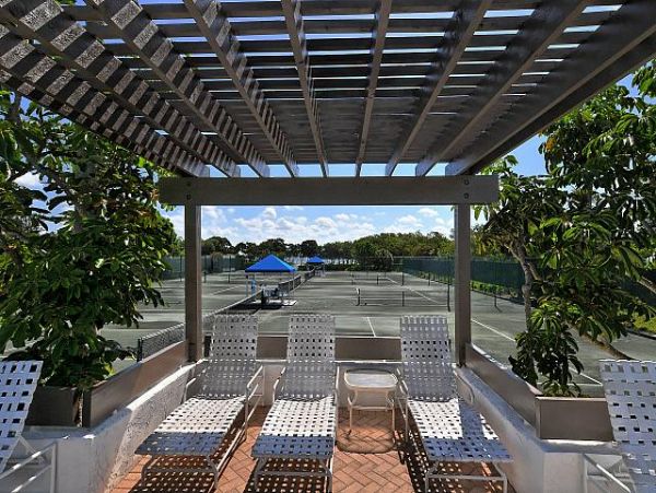 Longboat Key 2 Bedroom Vacation Villa Walk to Beach & Bay