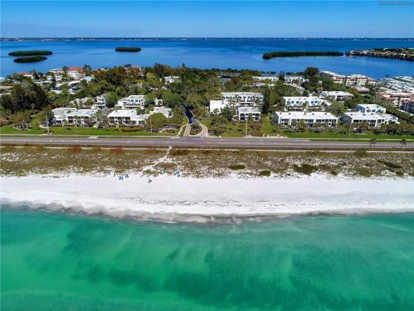Longboat Key 2 Bedroom Vacation Villa Walk to Beach & Bay